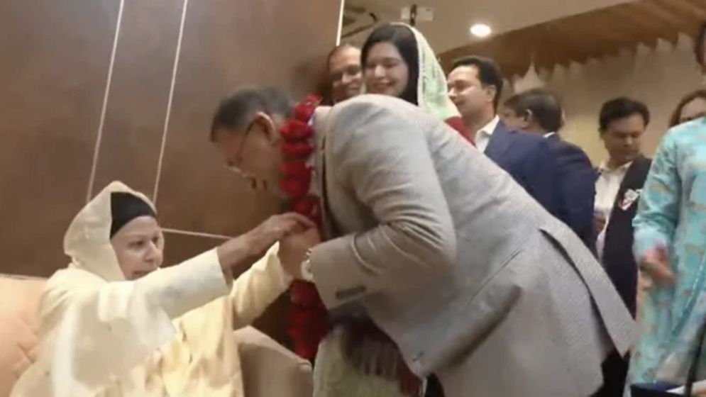 বিমানবন্দরে ফুলের মালা দিয়ে তারেক রহমানকে বরণ