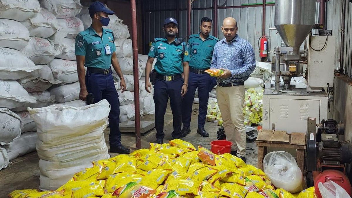 ৩ ব্র্যান্ডের নামে ১৪ ধরনের প্যাকেটে বাজারজাত হচ্ছিল চা