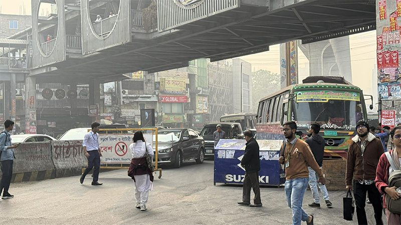ফার্মগেটে শিক্ষার্থীদের সড়ক অবরোধ, যান চলাচল বন্ধ