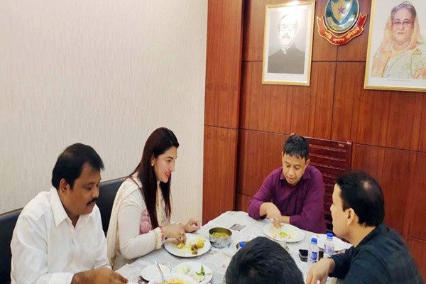 এবার অপু বিশ্বাসকে খাওয়ালেন ডিবিপ্রধান হারুন