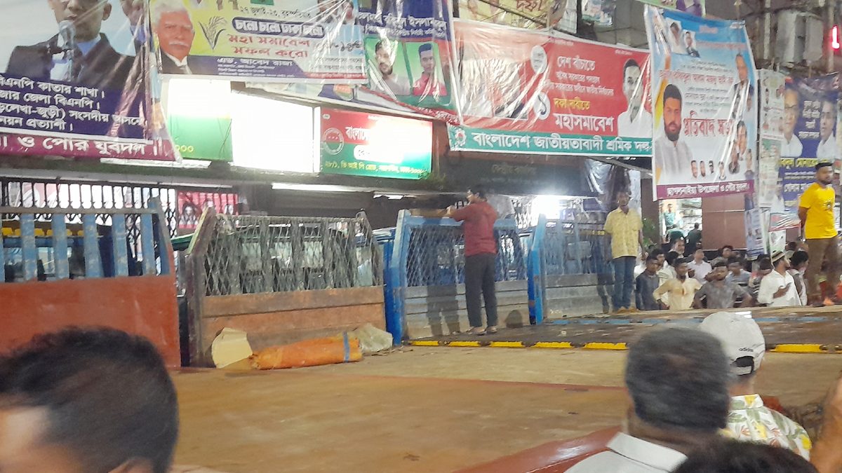 সারি সারি ট্রাকে প্রস্তুত হচ্ছে বিএনপির মঞ্চ