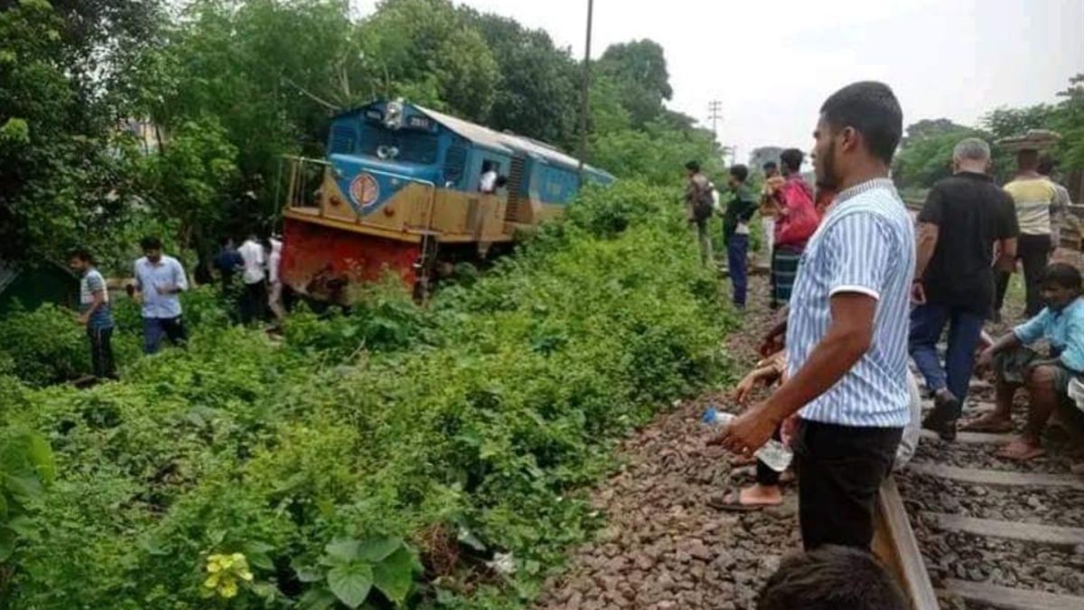 ভৈরবে ট্রেনের ইঞ্জিন লাইনচ্যুত