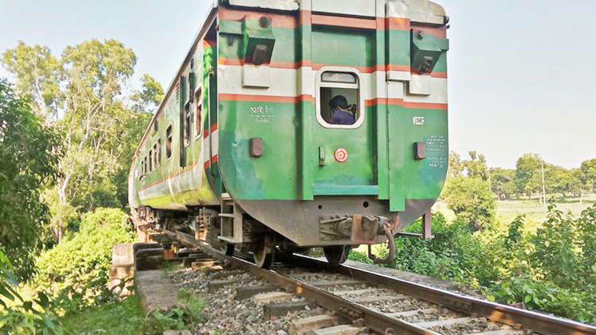 গরমে রেললাইন বেঁকে ট্রেন আটকা