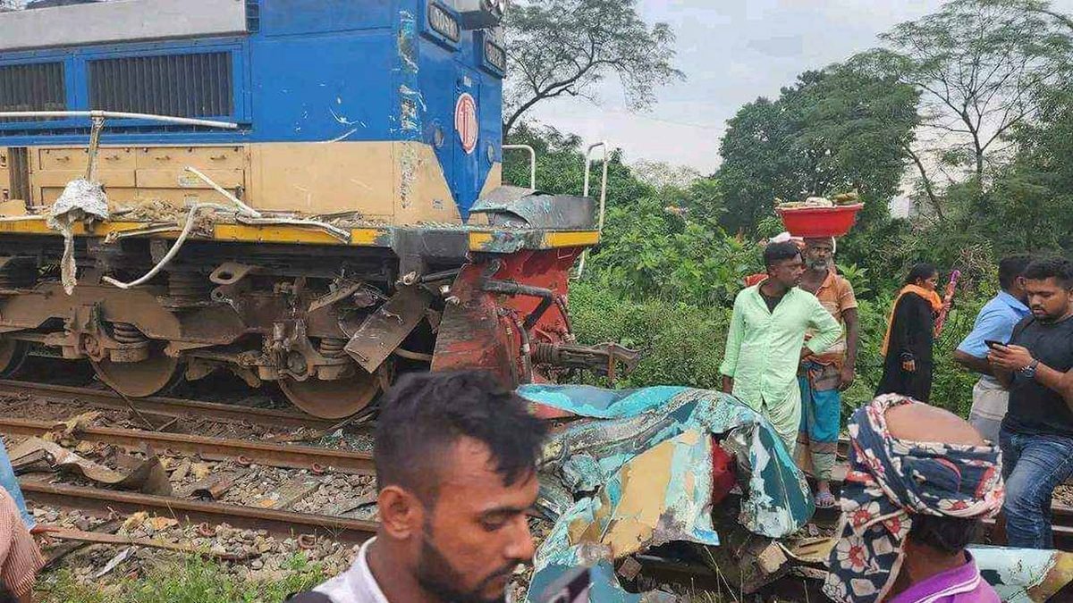 ভৈরবে ভয়াবহ ট্রেন দুর্ঘটনা: হতাহতের সংখ্যা শতাধিক হওয়ার শঙ্কা