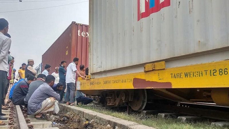 উত্তরায় পণ্যবাহী ট্রেন লাইনচ্যুত