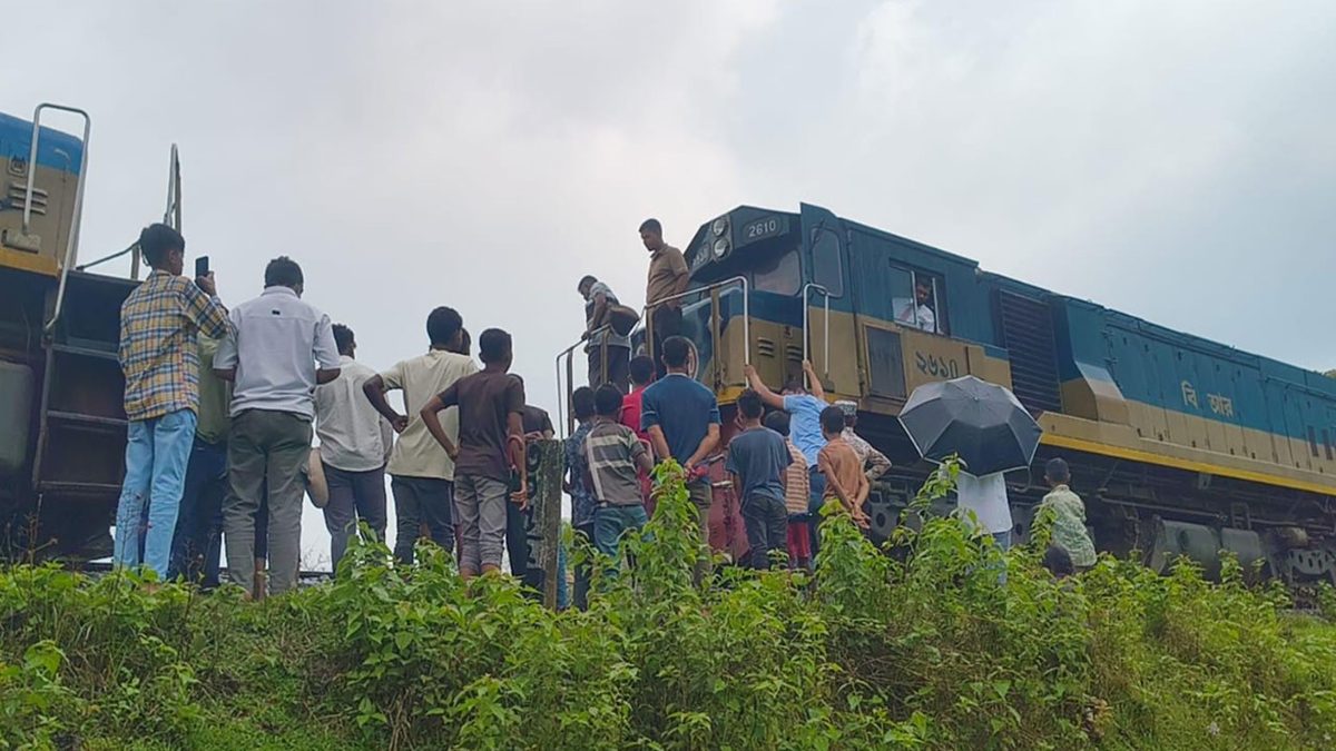 ৩ ঘণ্টা পর সিলেটের সঙ্গে রেল যোগাযোগ স্বাভাবিক