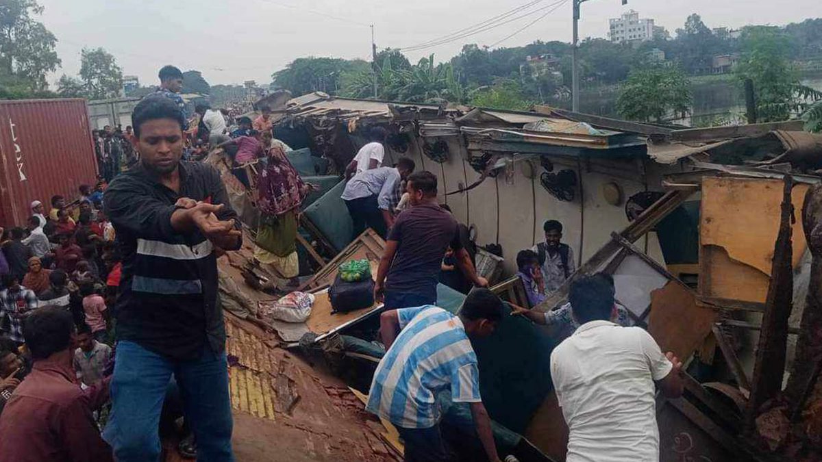 ভৈরবে ভয়াবহ ট্রেন দুর্ঘটনায় ১৬ যাত্রীর প্রাণহানি