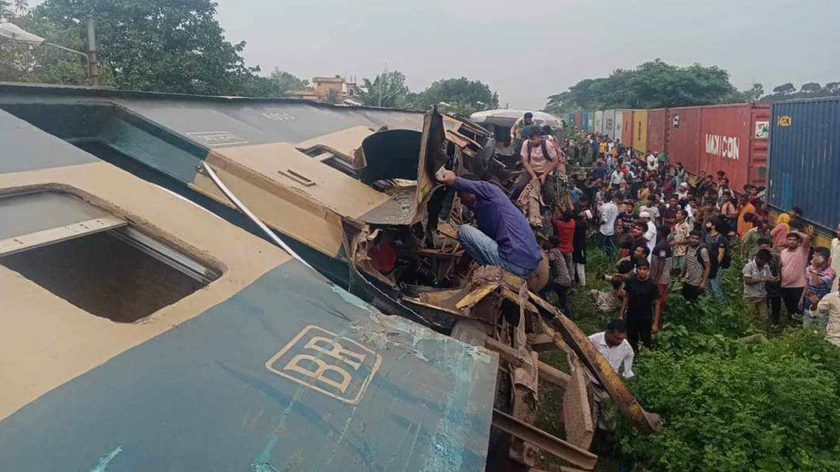 ভৈরবে যাত্রীবাহী ট্রেনকে মালবাহী ট্রেনের ধাক্কা