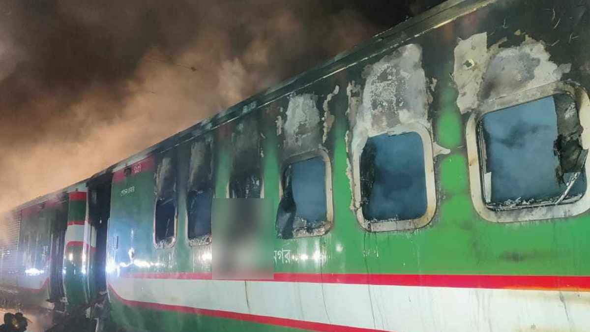 গোপীবাগে ট্রেনে আগুনে ৪ জনের প্রাণহানী