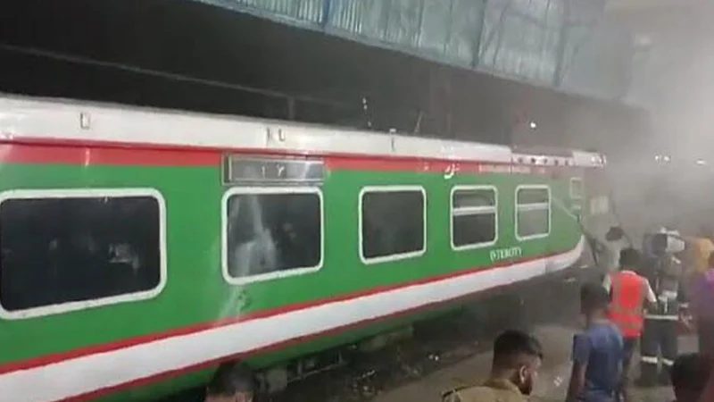 সিলেটে স্টেশনে দাঁড়িয়ে থাকা উপবন এক্সপ্রেস ট্রেনে আগুন