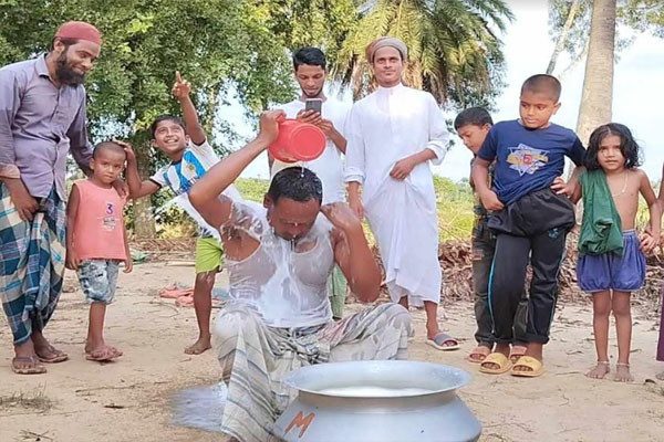 ঋণের টাকা পরিশোধ করে ১ মণ দুধ দিয়ে গোসল!
