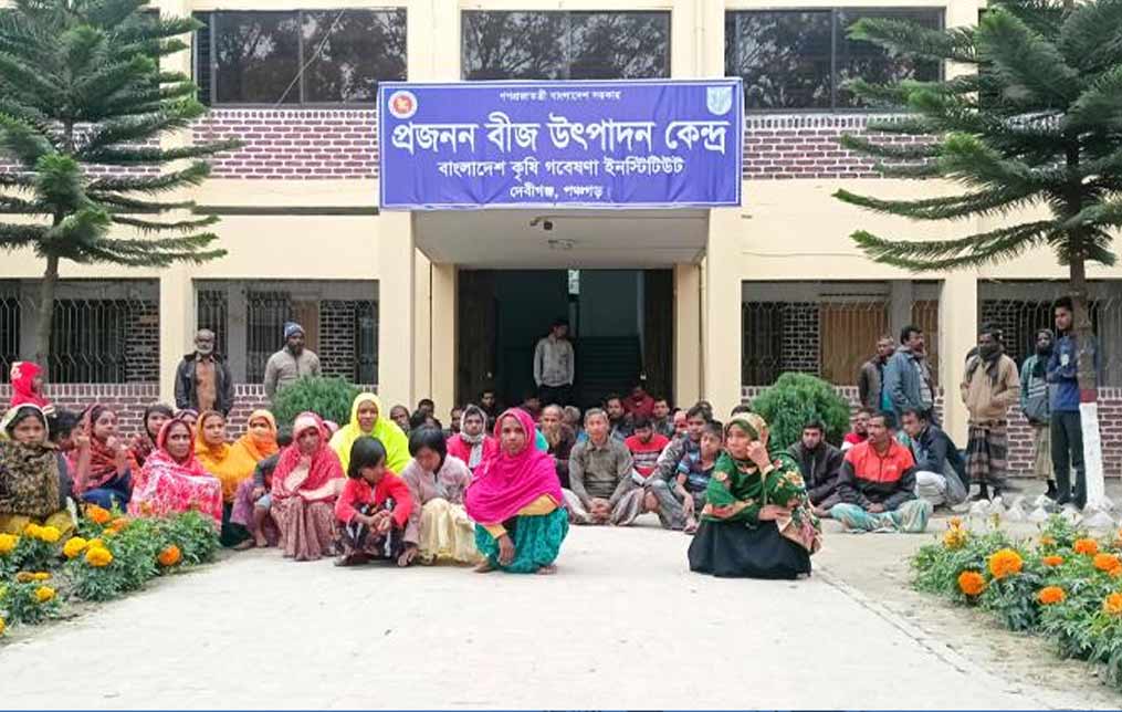 নিয়োগ পেয়েও চাকরিতে যোগদান করতে না পারায় শ্রমিকদের অনশন