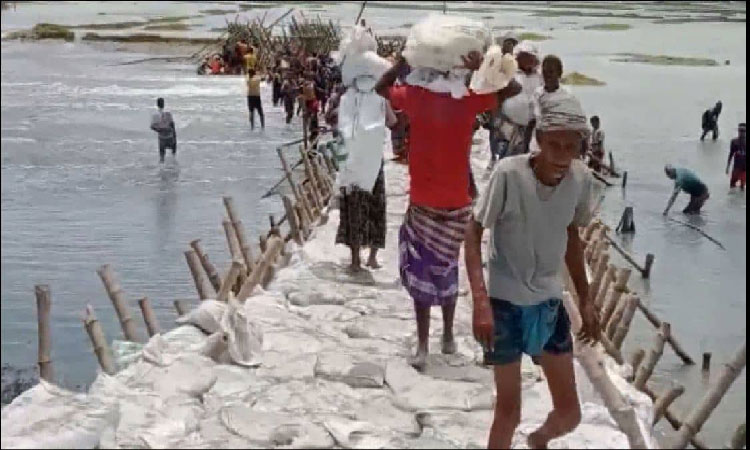 অবশেষে বন্ধ হলো শ্যামনগরের খোলপেটুয়া নদীর বেড়িবাঁধ দিয়ে লোকালয়ে পানি প্রবেশ
