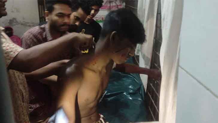 সাভারে দুই কিশোরকে কোপালো আর্জেন্টিনা সমর্থকরা