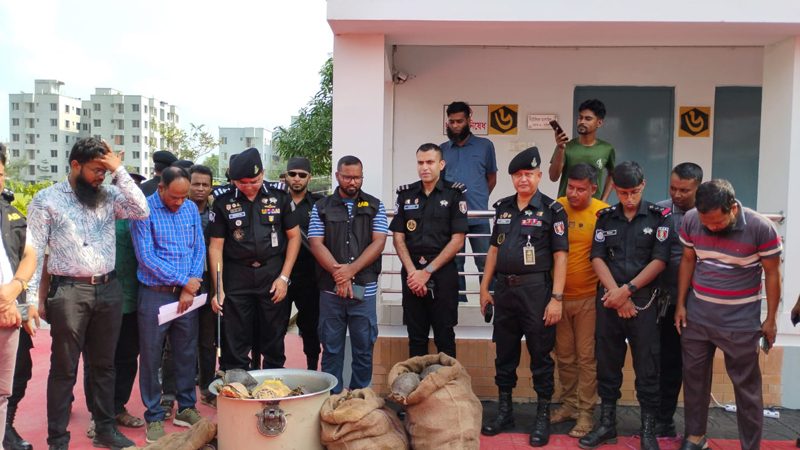বরিশালে বিলুপ্ত প্রজাতির ২২২ কচ্ছপ উদ্ধার, আটক ২