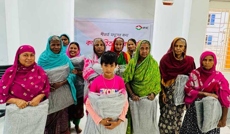 জামালপুরে শীতার্তদের কম্বল দিল আইএফআইসি ব্যাংক