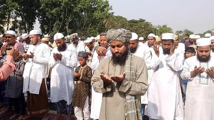রাজবাড়ীতে বৃষ্টির আশায় বিশেষ নামাজ আদায়