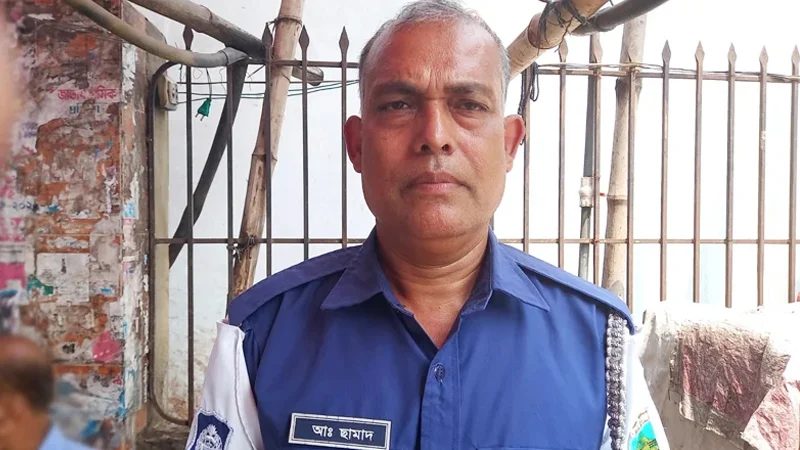 স্ত্রীর অনুপ্রেরণায় ৫৭ বছর বয়সে এসএসসি পাস করলেন কনস্টেবল আব্দুস ছামাদ