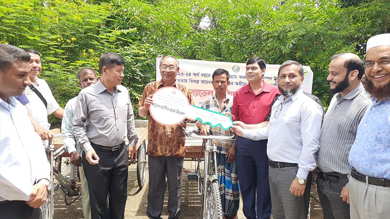 বান্দরবানে ১০ মৎস্যজীবী পেলেন ভ্যান গাড়ি