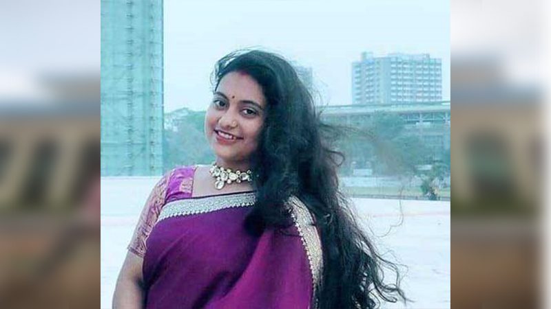স্বামীর বাইক থেকে ছিটকে সড়কে শিপ্রা, ঘটলো হৃদয়বিদারক ঘটনা