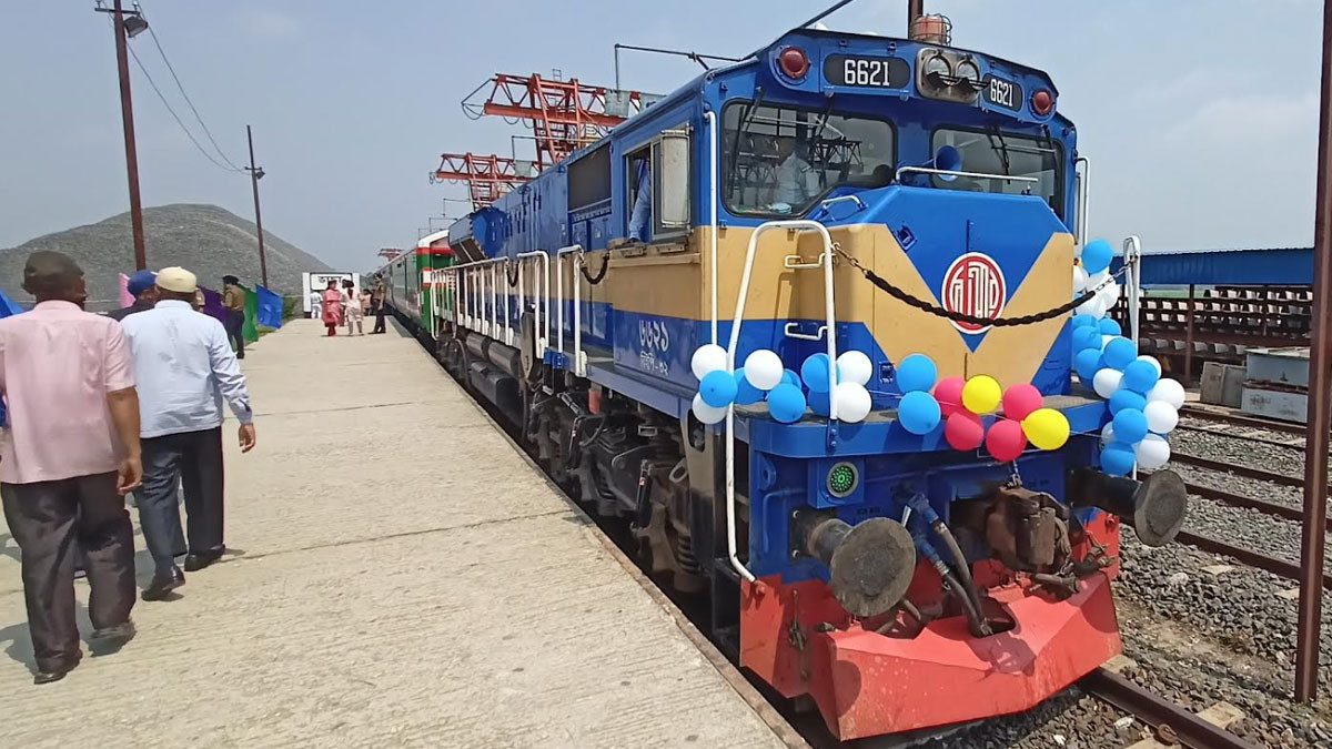 পদ্মা সেতুতে পরীক্ষামূলক ট্রেন চলাচল শুরু