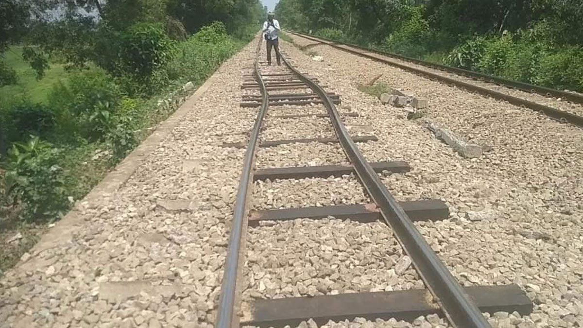 তীব্র গরমে আবারও বেঁকে গেল সেই রেললাইন