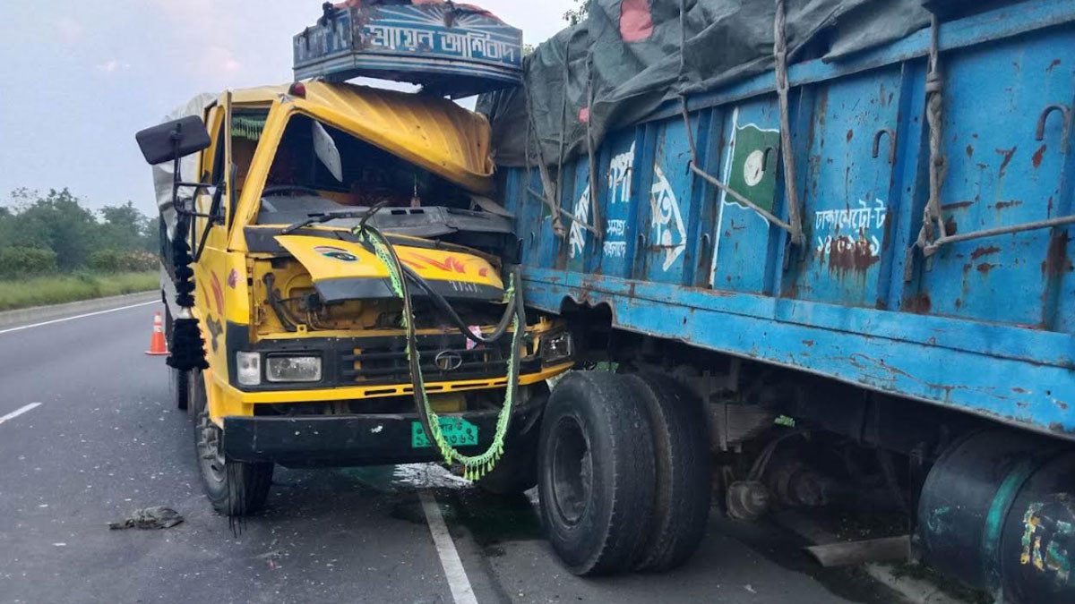 এক্সপ্রেসওয়েতে দুই ট্রাকের সংঘর্ষে নিহত ২