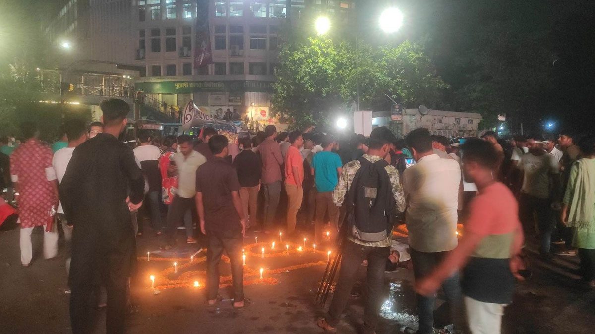 শাহবাগে মোমবাতি জ্বালিয়ে চাকরিপ্রত্যাশীদের আন্দোলন