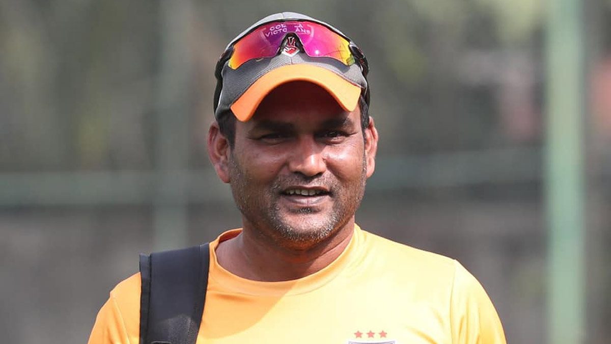 বই লিখলেন কোচ সালাউদ্দিন