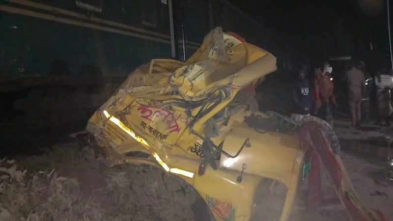টাঙ্গাইলে ট্রেনের সঙ্গে ট্রাকের ধাক্কা, আহত ২