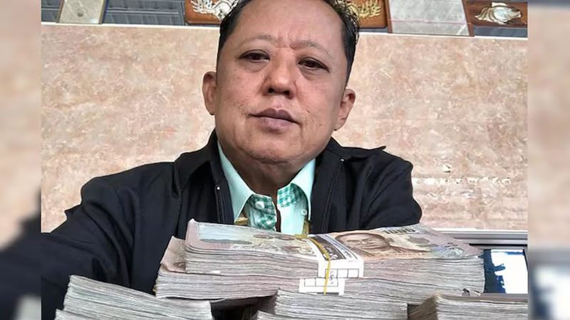 ছেলের পরকীয়া প্রেমিকাকে চড় মারার জন্য পুরস্কার ঘোষণা ব্যবসায়ী বাবার