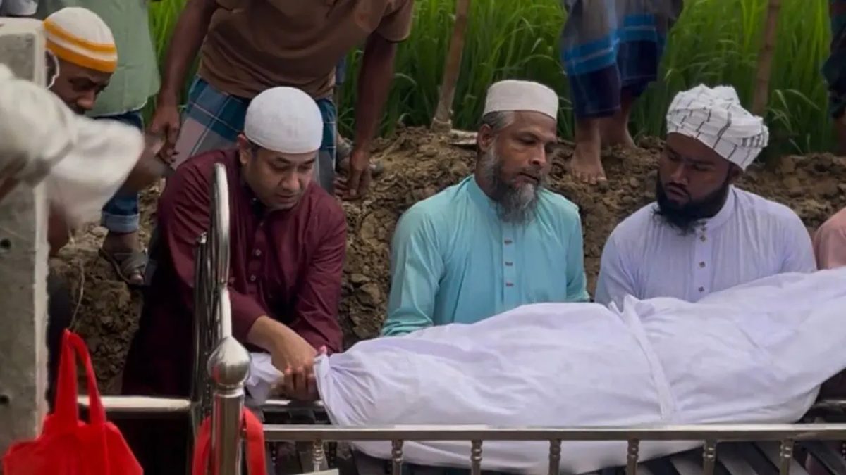 প্রটোকল ভেঙে দাফন কাজে অংশ, প্রশংসায় ভাসছেন তথ্য প্রতিমন্ত্রী