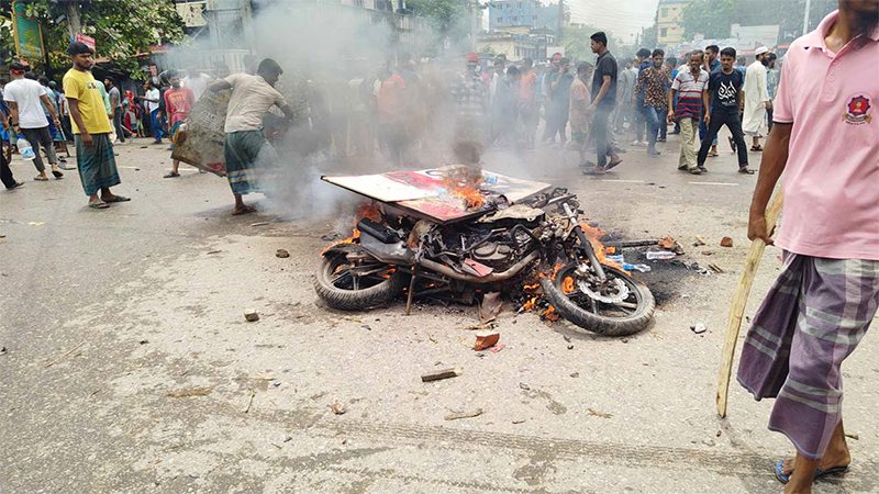 পানিসম্পদ প্রতিমন্ত্রীর বাসভবনে হামলা,২৭ মোটরসাইকেলে অগ্নিসংযোগ
