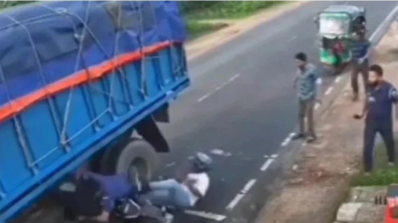 মোটরসাইকেল আটকাতে গিয়ে ট্রাকের নিচে পুলিশ সদস্য, চালকের যা হলো