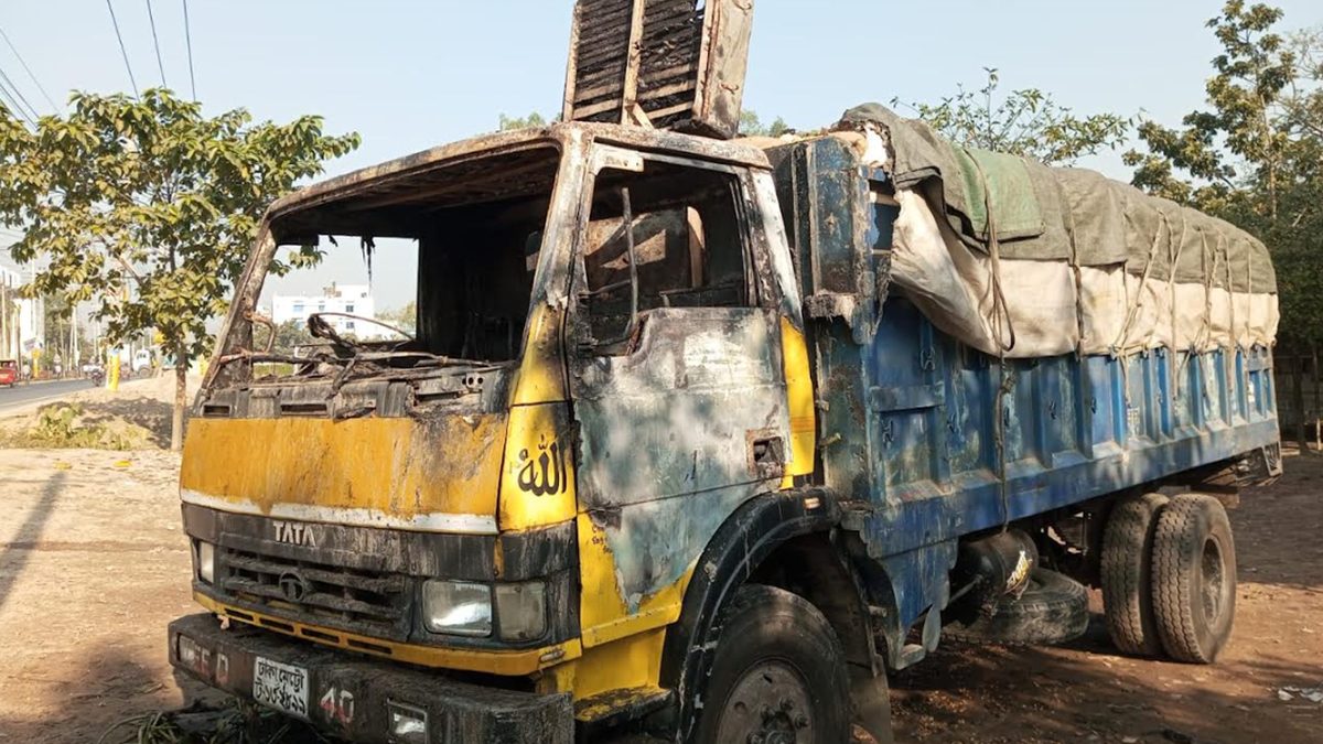 দিনাজপুরে দাঁড়িয়ে থাকা মালবোঝাই ট্রাকে আগুন