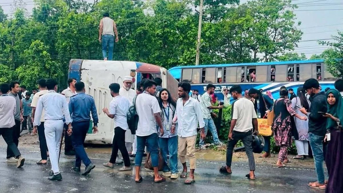 উত্তরা ইউনিভার্সিটির বাস উল্টে ৩০ শিক্ষার্থী আহত