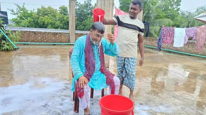 কুমিল্লায় দুধ দিয়ে গোসল করে আ.লীগ নেতার পদত্যাগ