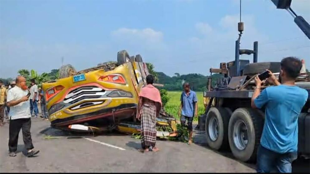 ফরিদপুরে নিয়ন্ত্রণ হারিয়ে যাত্রীবাহী বাস খাদে পড়ে নিহত ২,আহত ১০