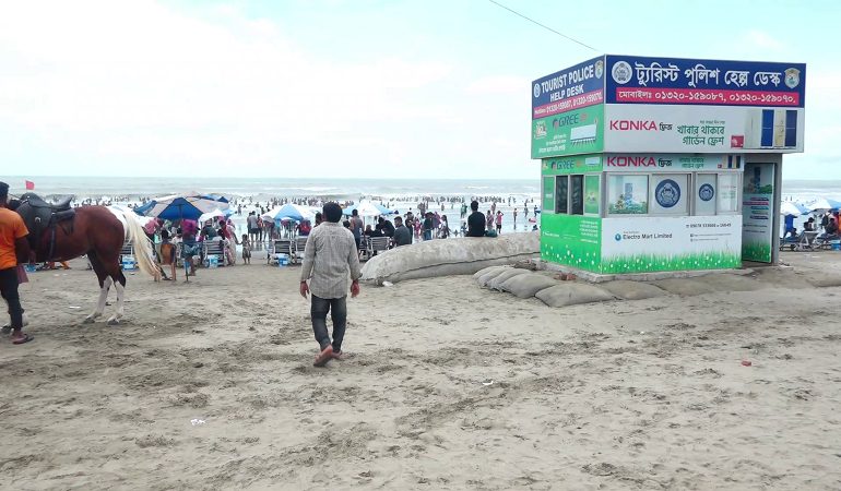 কক্সবাজার সৈকতে পর্যটককে নির্যাতনের অভিযোগ