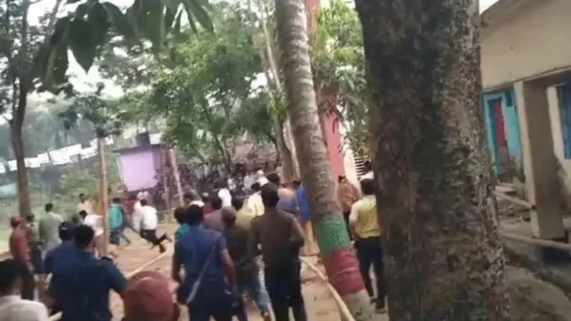 জাল ভোট দিতে বাধা দেয়ায় পোলিং অফিসারকে ‌মারধর
