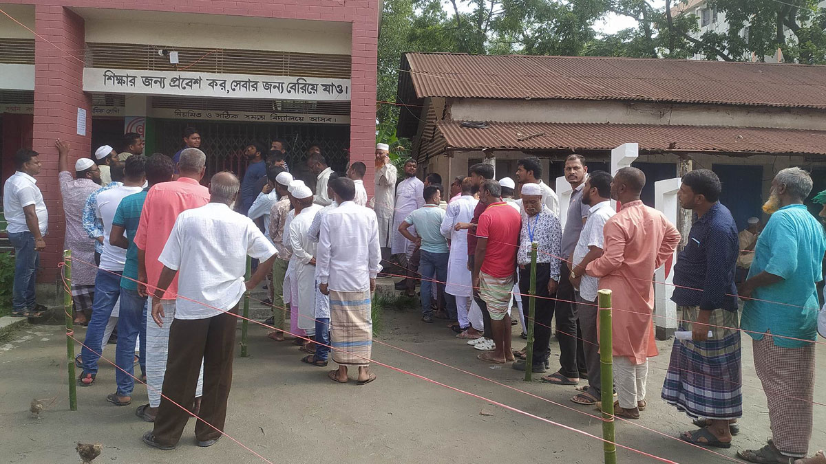 ইভিএমে ধীরগতি : দেড় ঘণ্টায় ৮০ ভোট