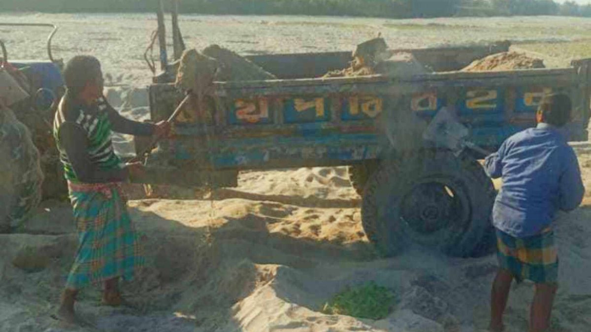 দেবীগঞ্জে বসতভিটা রক্ষায় অবৈধ বালু উত্তোলন বন্ধের আকুতি স্থানীয়দের