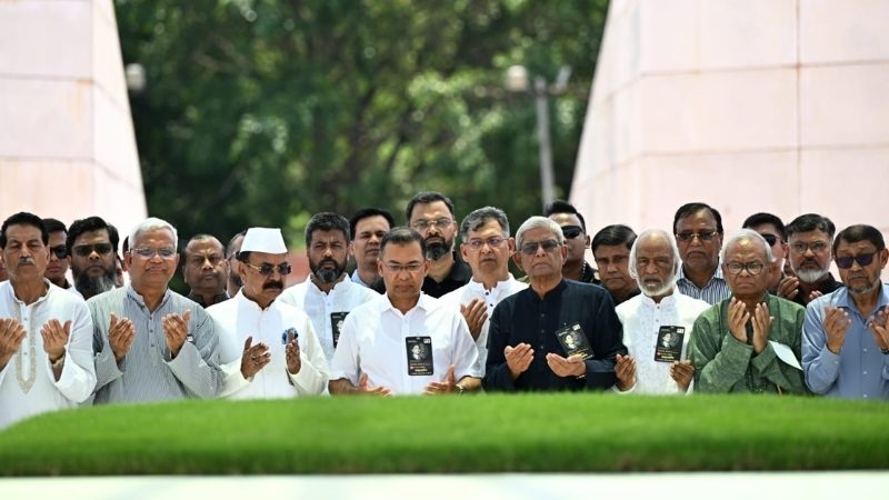 জিয়াউর রহমানের কবরে প্রধানমন্ত্রীর শ্রদ্ধা