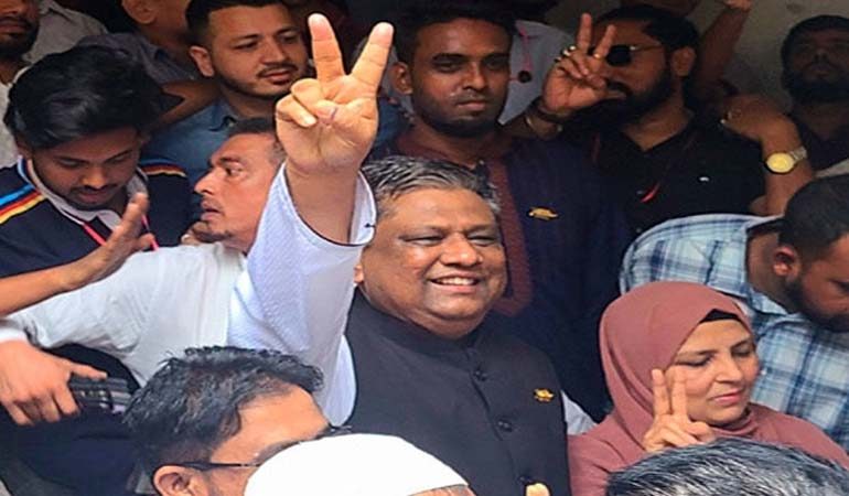 লন্ডন থেকে এসে সিলেটের নগরপিতা আনোয়ারুজ্জামান