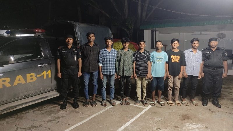 কুড়াল চাপাতিসহ কিশোরগ্যাংয়ের ৭ তরুণ গ্রেফতার
