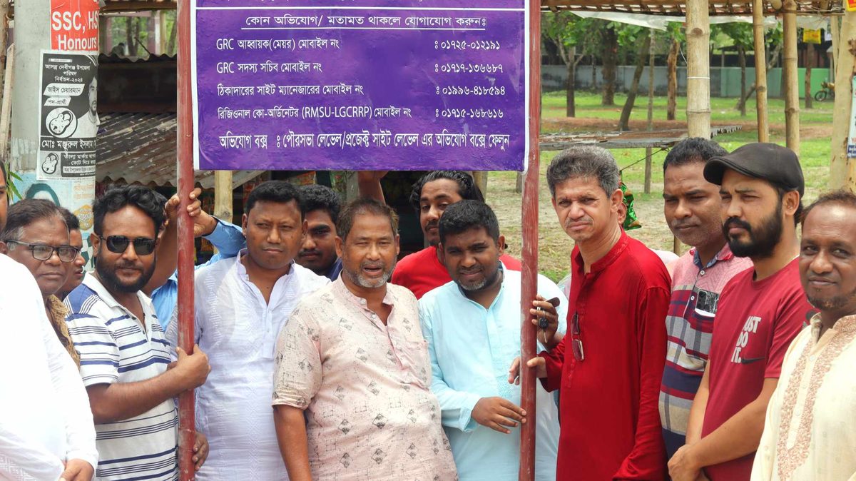 দেবীগঞ্জে ফুটপাত নির্মাণ কাজের উদ্বোধন