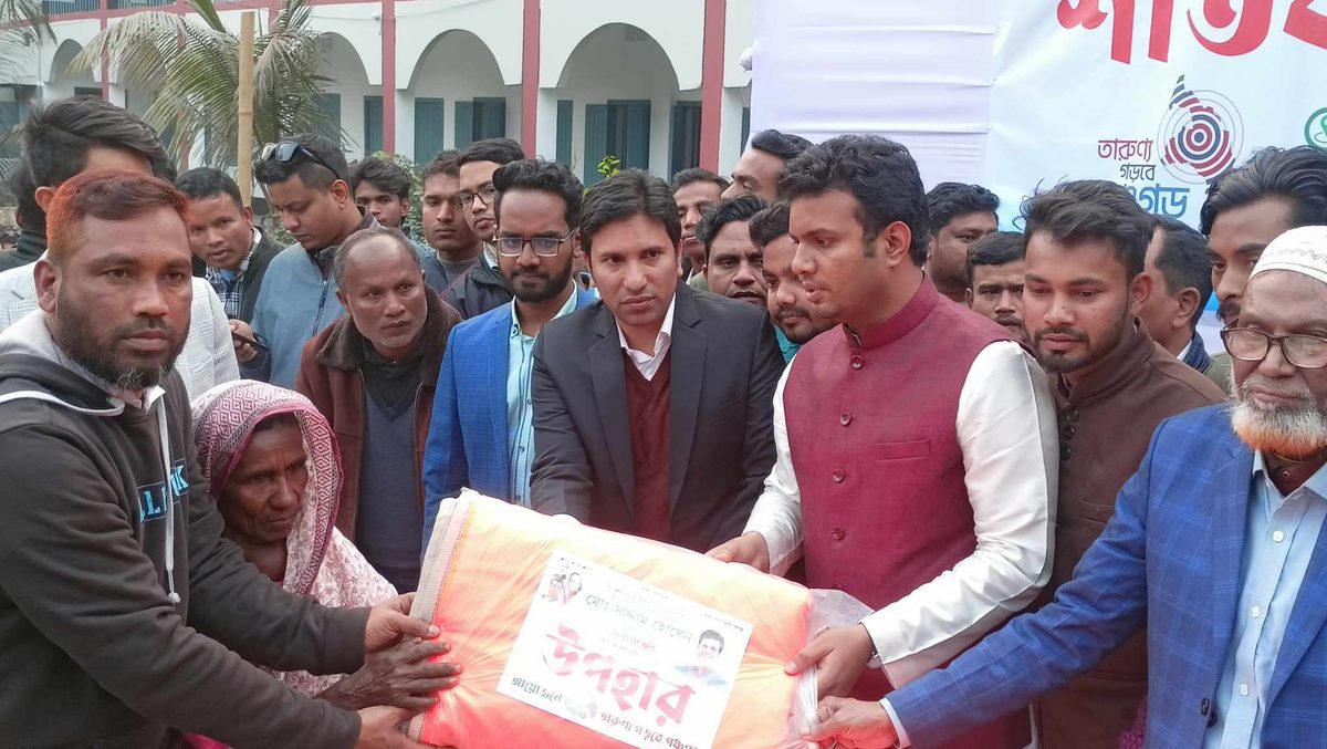 দেবীগঞ্জে ছাত্রলীগ সভাপতির শীতবস্ত্র বিতরণ