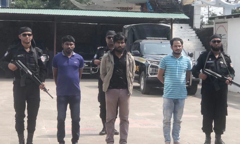 উখিয়ায় রোহিঙ্গা ক্যাম্প থেকে অস্ত্রসহ তিন যুবক গ্রেপ্তার