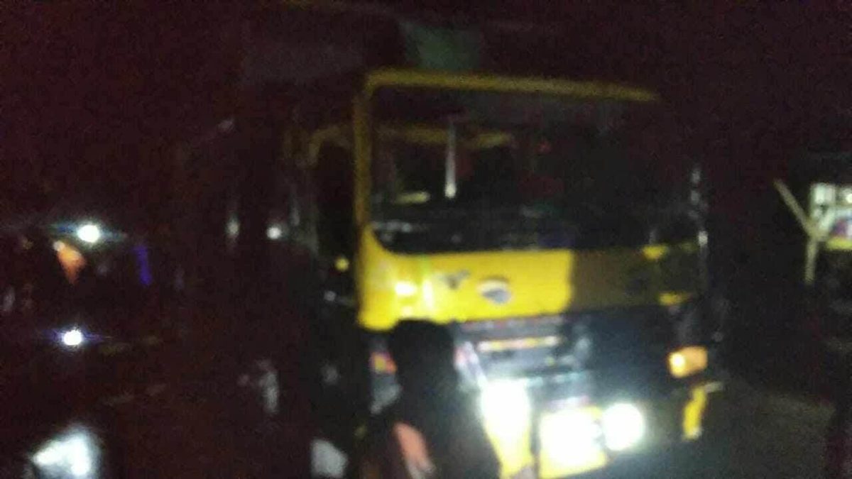 নিয়ন্ত্রণ হারিয়ে দোকানে ট্রাক, নিহত ব্যবসায়ী