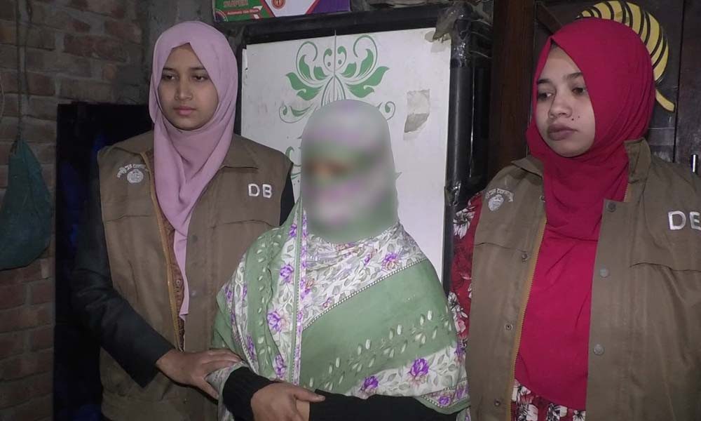 লক্ষ্মীপুরে বিদেশী পিস্তলসহ তরুণী আটক